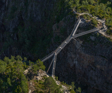 Carl-Viggo Hølmebakk designs new pedestrian bridge over the Vøringsfossen waterfall in Norway
Carl-ViggoHølmebakk在挪威的Vøringsfossen瀑布上设计新的行人桥