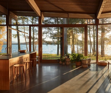 Atelier Pierre Thibault designs contemporary house on Brome Lake
皮埃尔·蒂鲍尔特工作室设计了布罗姆湖上的现代住宅