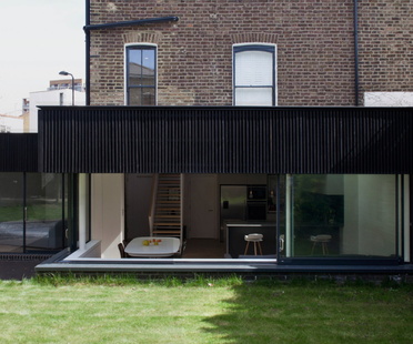 Binom Architects, a house in pear and larch wood Binom建雷竞技下载链接筑事务所,一座用梨和落叶松木材建造的房子