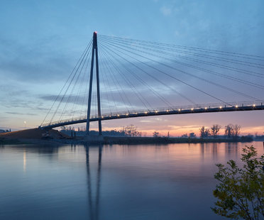 A hi-tech footbridge over the Moldau
莫尔多河上的高科技人行桥