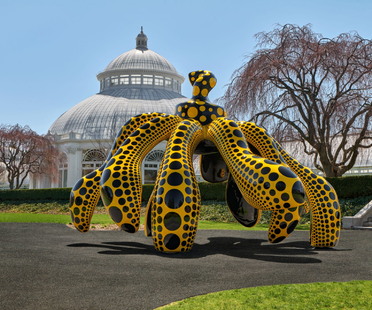 KUSAMA: Cosmic Nature, an exhibition at the New York Botanical Garden.
Kusama:宇宙自然,在纽约植物园的展览。