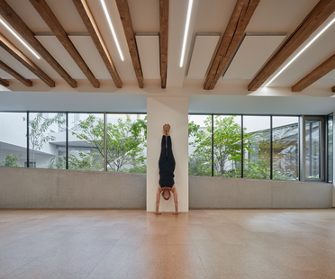 Yoga and art in Brno, a project by RO_AR Szymon Rozwalka architects
在布尔诺的瑜伽和艺术,一个由RO_AR Szymon Rozwalka建筑师设计的项目雷竞技下载链接