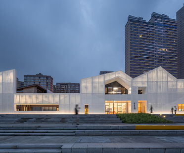 Duoyun bookstore in Taizhou designed by Wutopia Lab
Taizhou的Duoyun书店由Wutopia Lab设计