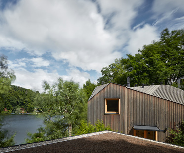 Prodesi/Domesi designs small cottage inspired by a ship cabin
Prodesi/ domi设计灵感来自于船舱