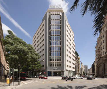 Miriam Castells Studio renovates the headquarters of BBVA bank in Valencia
Miriam Castells Studio翻新巴伦西亚BBVA银行总部