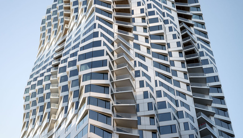 An aerospace façade for Studio Gang’s MIRA Tower
一个航空航天façade工作室的MIRA塔