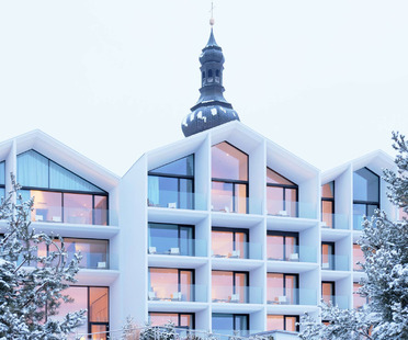 Renovation of a concrete, glass and wood hotel by Peter Pichler
彼得·皮克勒(Peter Pichler)的混凝土,玻璃和伍德酒店的翻新