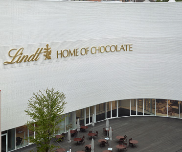 Christ & Gantenbein's Lindt Home of Chocolate in glazed brick and reinforced concrete
Christ & Gantenbein的瑞士莲巧克力之家(Lindt Home of Chocolate)由釉面砖和钢筋混凝土组成