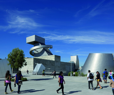 Los Angeles: steel and concrete chess pieces for High School #9 designed by Coop Himmelb(l)au
洛杉矶:高中的钢铁和混凝土棋子#9由Coop Himmelb(L)Au设计