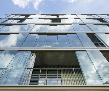 Concrete and glass social housing apartments by Atelier Kempe Thill
Atelier Kempe Thill的混凝土和玻璃社交住房公寓