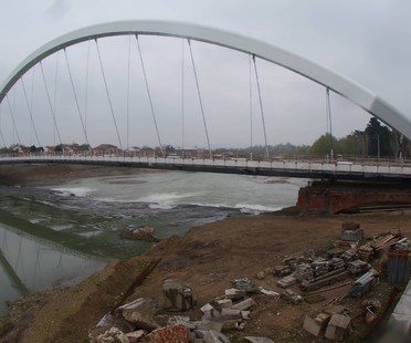 理查德·梅尔（Richard Meier）的cittadella桥在亚历山德里亚（Alessandria）开幕式