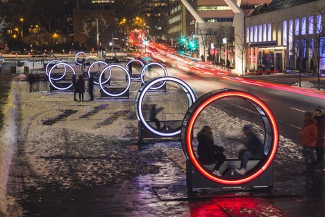 蒙特利尔的喇叭喇叭环巨轮和灯光效果