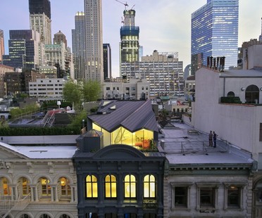 努力工作在纽约屋顶上的隐形建筑