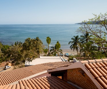 主办公室设计一栋被墨西哥热带景观包围的房屋
