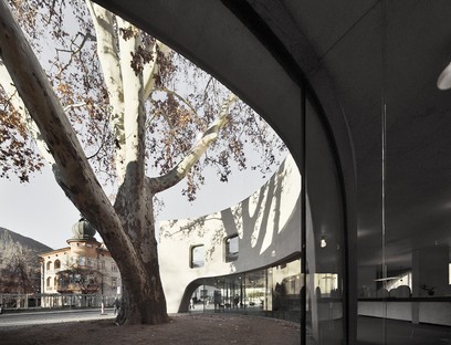 Modus雷竞技下载链接architects的TreeHugger，Bressanone的旅游信息办公室的雕塑卷
