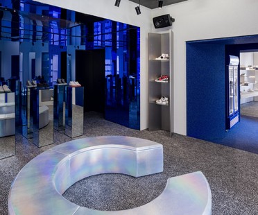Piuarch设计了米兰的创新运动鞋商店