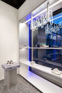 Piuarch在米兰设计了一家创新的运动鞋商店