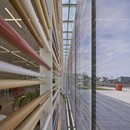 Serero Architectes Urbanistes设计了新媒体图书馆，这是贝叶的一个城市和景观展示