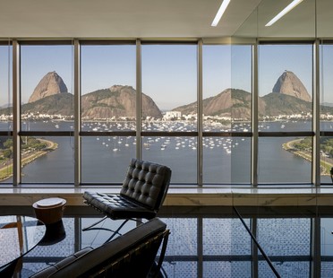 Reinach Mendonça Arquitetos协会设计办公楼,俯视里约热内卢Sugarloaf山