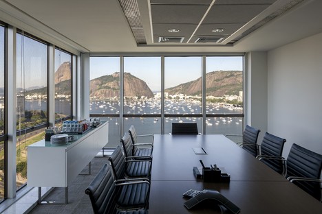 ReinachMendonçaArquitetosAssociados设计办公大楼，俯瞰着里约热内卢的Sugarloaf Mountain