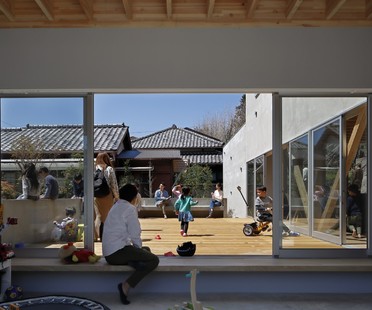 Yamazaki Kentaro设计工作室在镇上设计了Hayama House，露台