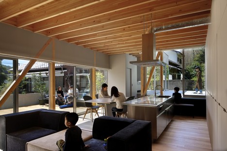 Yamazaki Kentaro设计研讨会创建了镇上的Hayama House