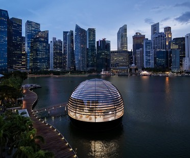 Foster and Partners designs the Apple Marina Bay Sands in Singapore, a store floating on water