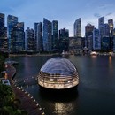 福斯特和合作伙伴设计了位于新加坡的苹果滨海湾金沙店，这是一家漂浮在水面上的商店