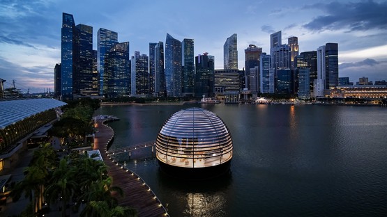 Foster and Partners设计了新加坡的Apple Marina Bay Sands，这是一家漂浮在水上的商店