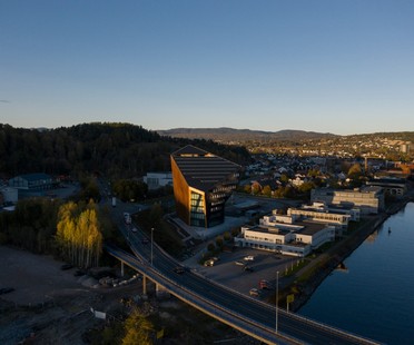 Snøhetta设计Powerhouse Telemark的可持续工作区