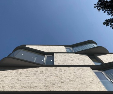 DROO #raybet官网Architecture通过VI Castle Lane重游经典的伦敦弓形窗