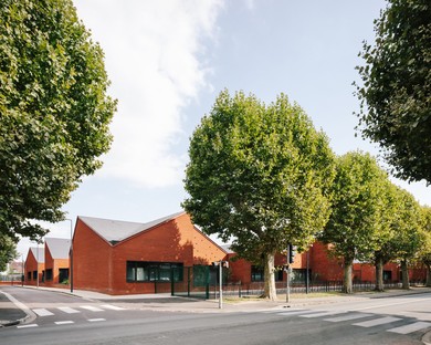 Vallet de Martinis在法国诺伊恩建造了两所新学校