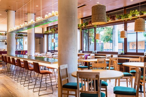 Superlimão设计了巴西利卡塔餐厅(Basilicata Trattoria)，这是一家舒适的新餐厅，位于São Paulo