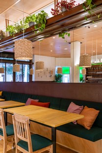 Superlimão设计了巴西利卡塔餐厅(Basilicata Trattoria)，这是一家舒适的新餐厅，位于São Paulo