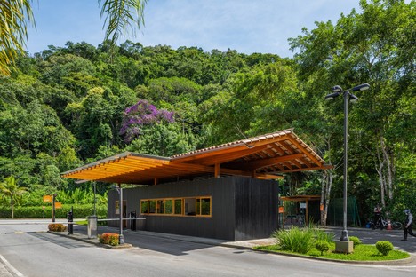 Reinach Mendonça Arquitetos Associados为里约热内卢的Laranjeiras公寓设计了新的入口和社交俱乐部