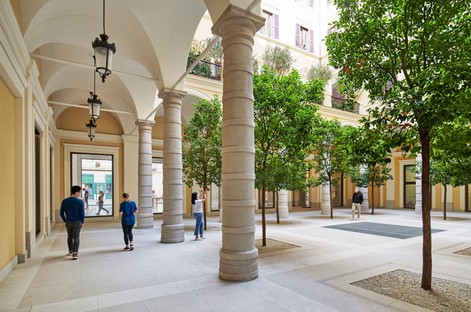 Foster + Partners设计在罗马的Del Corso的Apple Store