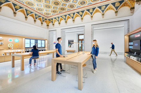 Foster + Partners设计在罗马的Del Corso的Apple Store