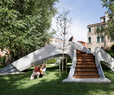 Striatus - an arched 3D-concrete-printed bridge in Venice