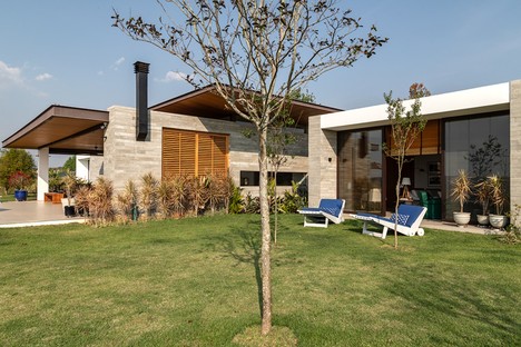Gilda Meirelles Arquitetura设计了MG House，这是一座乡村环境中的现代住宅