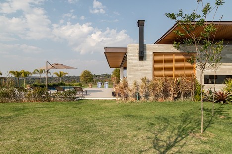 Gilda Meirelles Arquitetura设计了MG House，这是一座乡村环境中的现代住宅