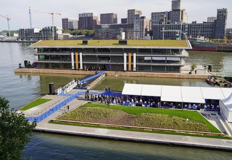 Powerhouse Company设计浮动办公室鹿特丹，一栋适应气候适应的建筑物