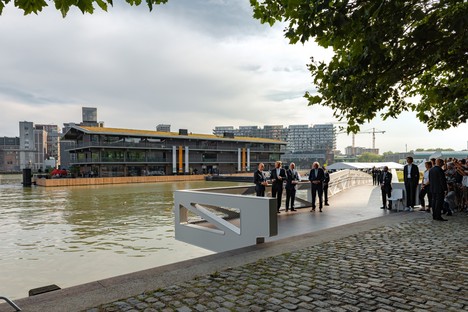 Powerhouse Company设计浮动办公室鹿特丹，一栋适应气候适应的建筑物