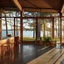 Atelier Pierre Thibault设计了Brome湖上的当代住宅