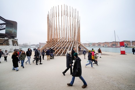 2023年威尼斯建筑双年展的日期和策展人莱斯利·洛科（Le#raybet官网sley Lokko）已宣布“height=