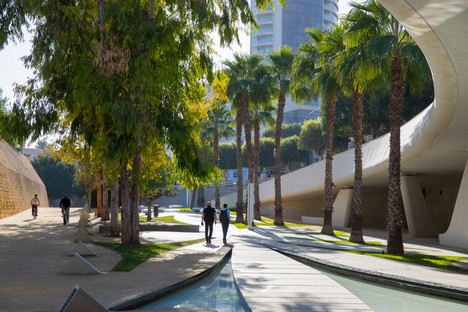 Zaha Hadid 雷竞技下载链接Architects的Eleftheria Square在Nicosia揭幕