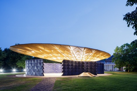 Theaster Gates Designs Black Chapel，2022年伦敦的蛇形凉亭
