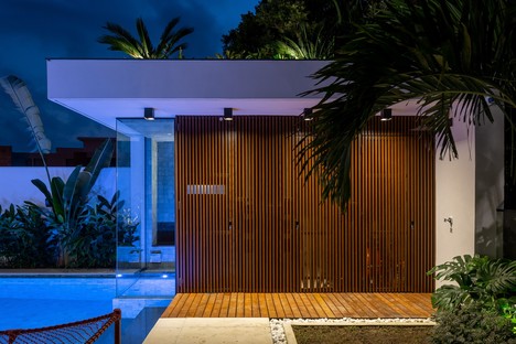 Raiz Arquitetura Liu House，在圣保罗的海滩上