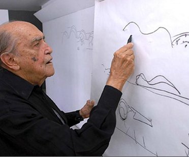 与建筑师奥斯卡·尼梅耶（Oscar Niemeyer）告别