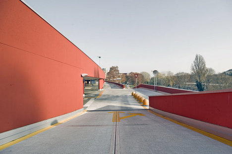 帕多瓦的Valle Architetti，停车场和办公室/零售大楼