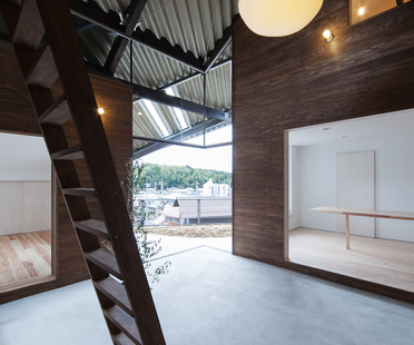 Y + M设计在Yanogo（日本）的雨棚房屋